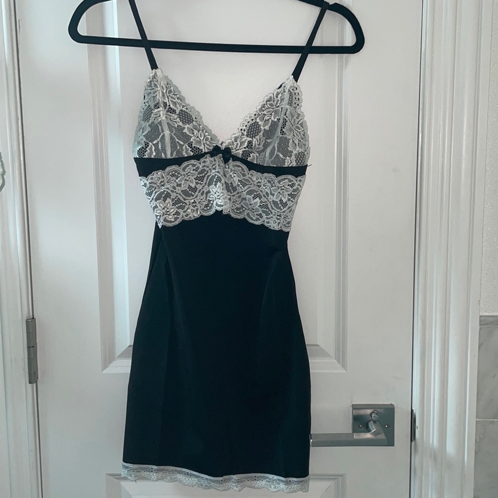 Honet - Spaghetti Strap V-Neck Lace Panel Mini Bodycon Dress [Black & White - S]